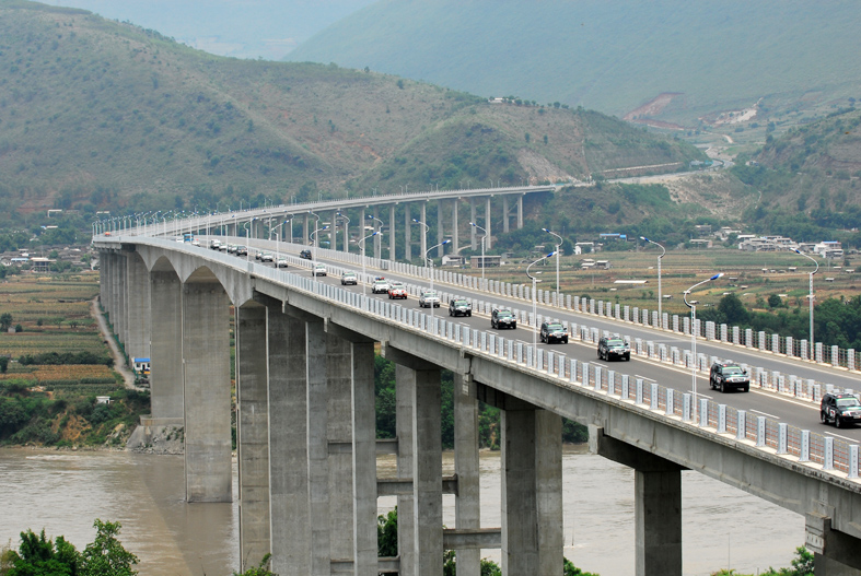 自驾车车队经过怒江大桥.图片