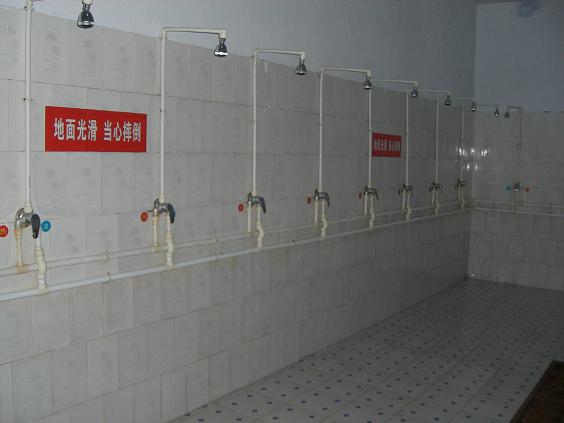 项怀诚一行考察河南农村学校太阳能浴室项目